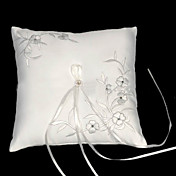 vielsesring pude i satin med sarte broderier