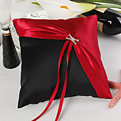 clásico de color rojo y negro almohada anillo de boda