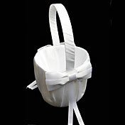 corbeille de fleurs en satin blanc avec un arc