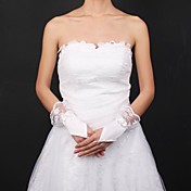 des gants de mariée en satin et dentelle