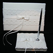 livre d'or de mariage élégant et un stylo serti de dentelle