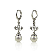 Charmant Platinum Plated Cubic Zirconia en Parel Huggie oorbellen