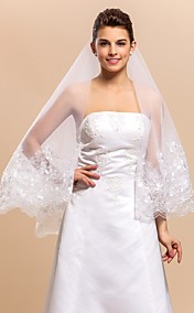 Un Couches chapelle voile de la mariée avec des finitions / dentelle Applique bord