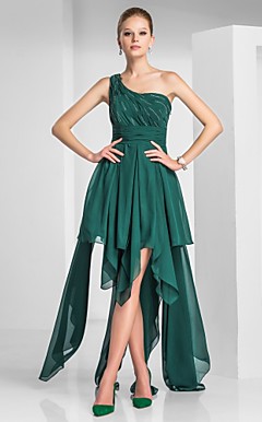 uma linha de um ombro assimétrico vestido de cocktail chiffon